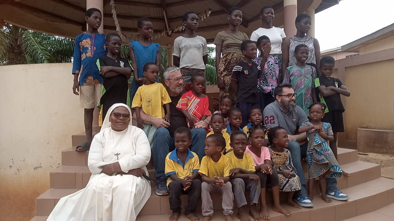 Remi Ehrler, Nicolas Herrero, Soeur Mathilde et les enfants de Sakété
